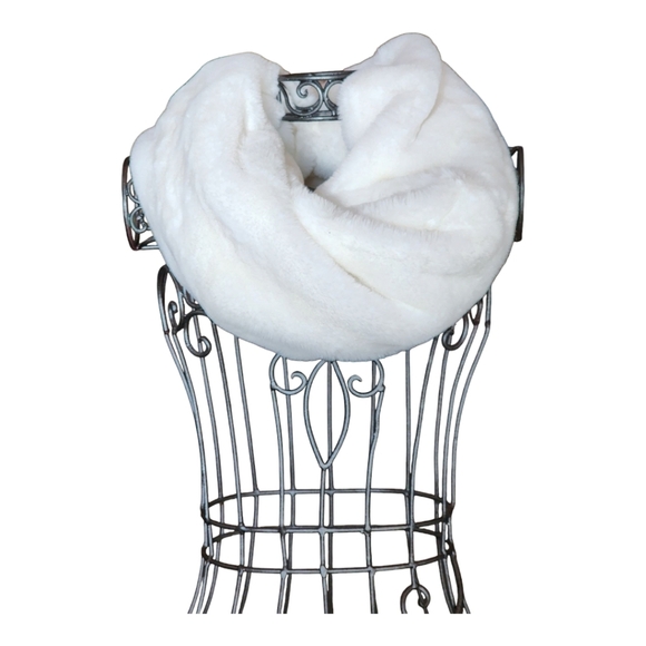 Faux Fur Infinity Scarf White - Soft & Cozy Winter Wrap NWOT - Picture 1 of 5